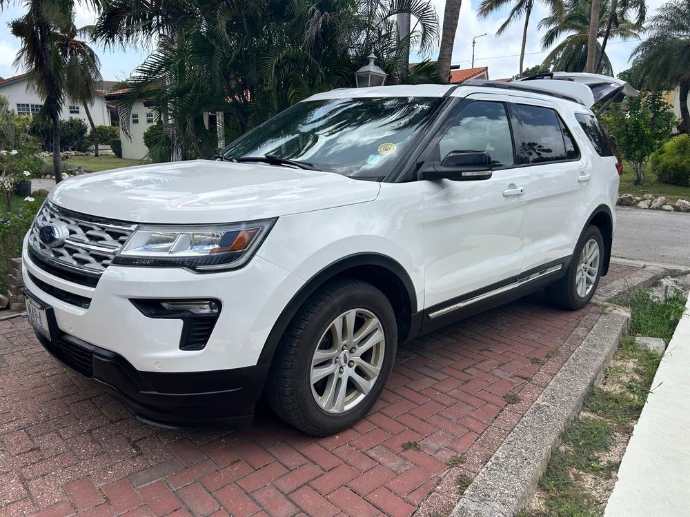 Witte Ford Explorer 7-persoons SUV van BlueHaven Car Rental op Curaçao