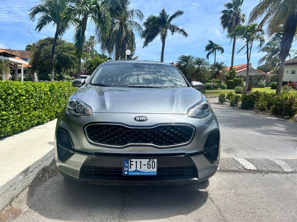 Grijze KIA Sportage huurauto van BlueHaven Car Rental op Curaçao
