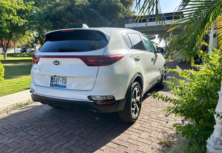 3 X Kia Sportage White (White) — car rental Curaçao