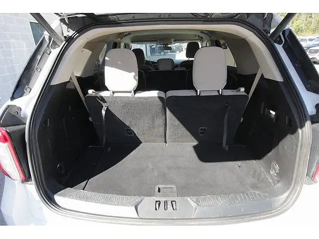Ford Explorer 7 Seater New Model (Wit) — car rental Curaçao